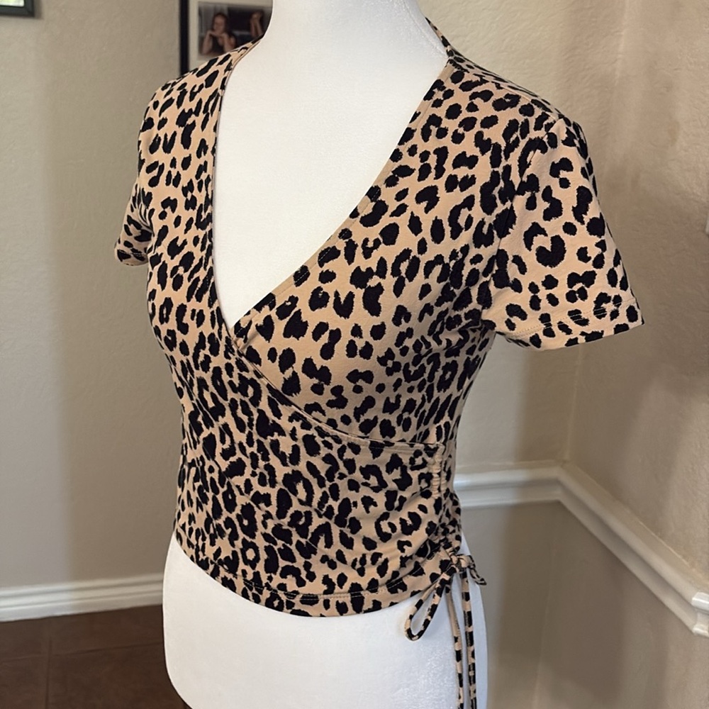 Forever 21 tan cheetah animal print wrap crop top Size S - Picture 5 of 17